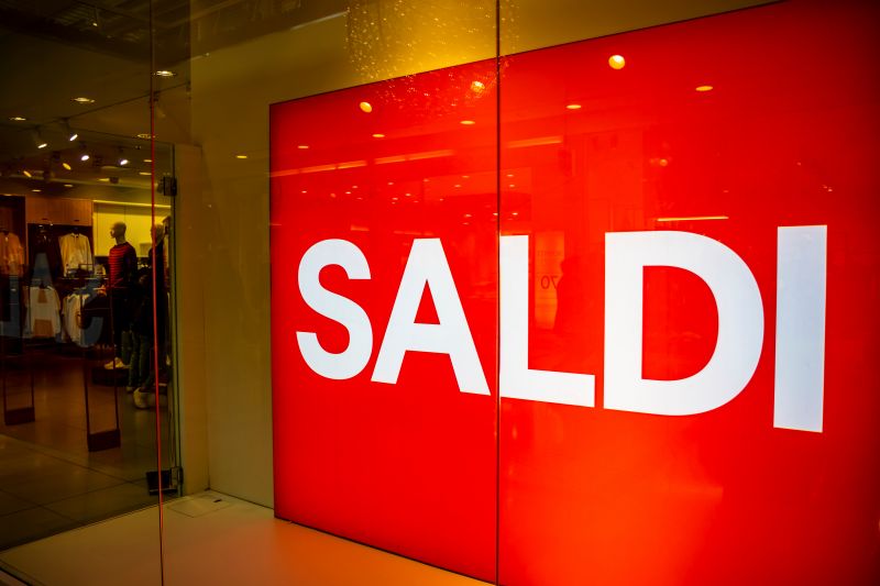 Saldi, shopping vantaggioso tra negozi fisici ed e-commerce